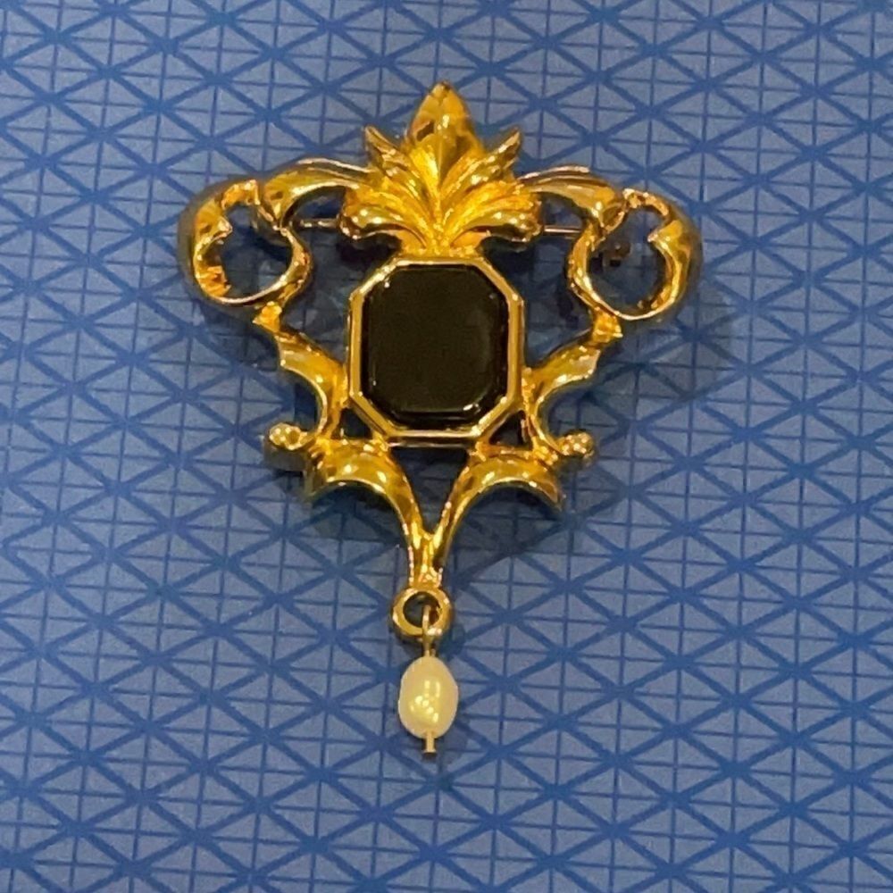 Vintage Signed Avon gold-tone onyx & pearl Brooch